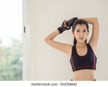  Portrait of women exercising with arms raised in fitness.