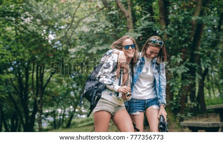 Frauenfreunde lachend bei Spaziergängen im Wald