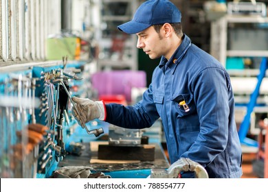 Portrait of a worker searching for the right tool - Shutterstock ID 788554777