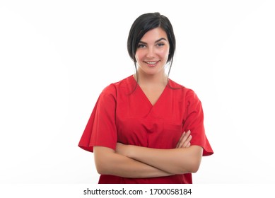 Portrait von jungen attraktiven weiblichen Krankenschwestern mit gekreuzten Armen einzeln auf weißem Hintergrund mit Kopienraum-Werbebereich