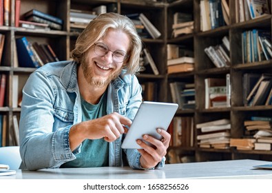 Portrait jungen Bärenmann Schüler Business-Mann Hipster Lehrer Brille Büro Bücherei Schreibtisch halten moderne Tablet-PC verwenden App Touchscreen Lächeln Lächeln Nachricht Video ansehen Kamera Kopienraum.