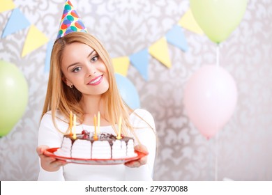 17,232 Woman holding birthday cake Images, Stock Photos & Vectors ...