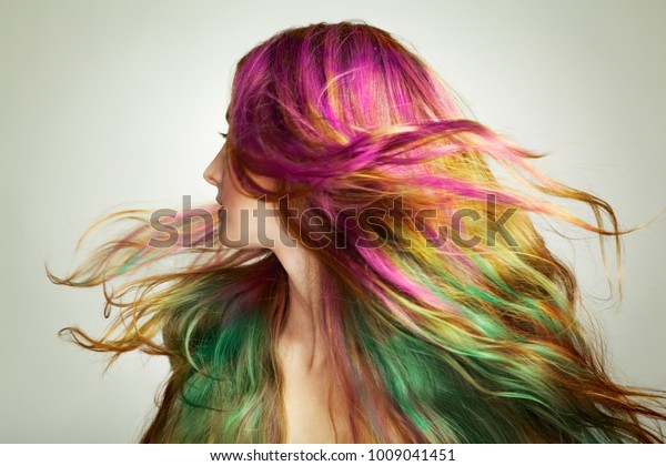 長く流れる髪の若い美女のポートレート 完璧なヘルシー染めの髪を持つモデル 虹の髪型 の写真素材 今すぐ編集