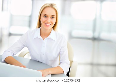 Porträt einer jungen Geschäftsfrau in einem Büro