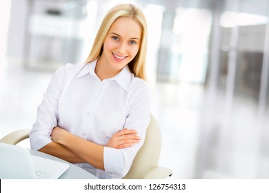 Porträt einer jungen Geschäftsfrau in einem Büro