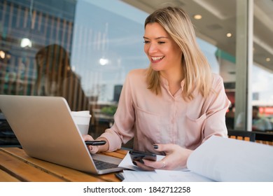喫茶店でノートパソコンを使って働く若いビジネスマンのポートレート。 ビジネスコンセプト。