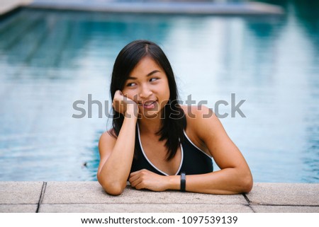 Asiatische aufrichtige Kamera molliger Teenager