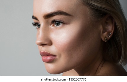 Porträt eines jungen Mädchens mit langen Wimpern