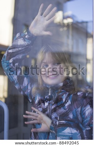 Ein Teenage-Mädchen und ihr Freund sitzen auf einem Floß und freuen sich über die Fahrt