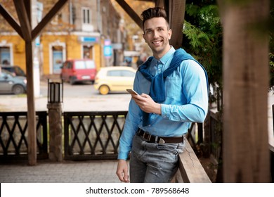 Porträt eines jungen Hipster-Mannes mit Telefon im Freien