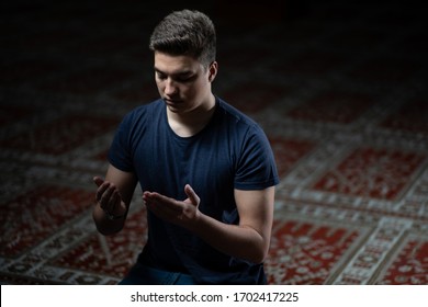 Porträt eines jungen muslimischen Mannes, der Allah traditionelles Gebet gibt