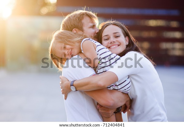 Portrait D Une Jeune Famille Unie Pere Photo De Stock Modifiable