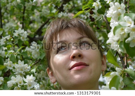 Similar – Junge glückliche Frau, die einen sonnigen Tag in der Natur genießt.