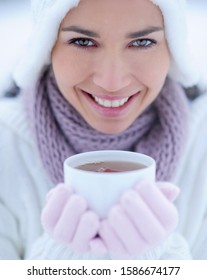 겨울날 뜨거운 차 한 잔을 들고 있는 젊은 여인의 초상 스톡 사진