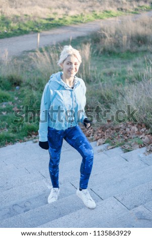 Porträt einer jungen Frau geht als Training nach draußen.