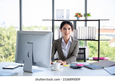 793 Bussiness woman sitting Images, Stock Photos & Vectors | Shutterstock