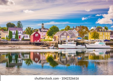 Portsmouth, New Hampshire, USA town skyline on the Piscataqua River.