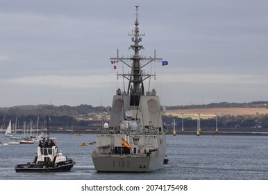 PORTSMOUTH, UK – 22ND OCT 2021: The Spanish Navy Air Defence Frigate ALMIRANTE JUAN DE BORBON Is Guided Towards A Berth In The Naval Base. The Ship Has Been Exercising With Other NATO Countries