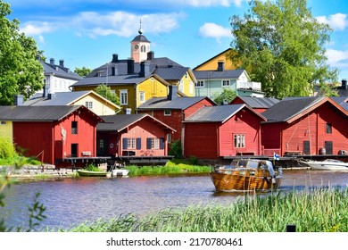 PORVOO, FINLANDIA - 16 DE AGOSTO DE 20: Vista de la calle de una casa de madera roja en el casco antiguo de Porvoo, reconocido como histórica y culturalmente importante como uno de los paisajes nacionales de Finlandia.