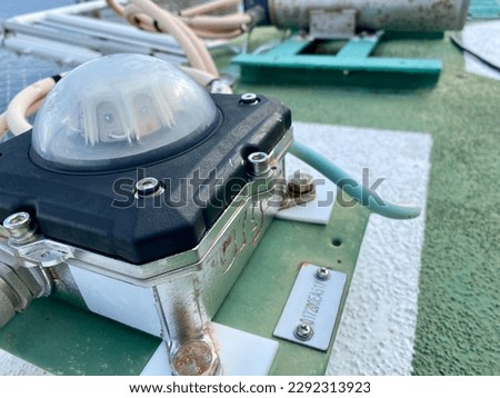 
Position and direction indicators mounted on a helideck