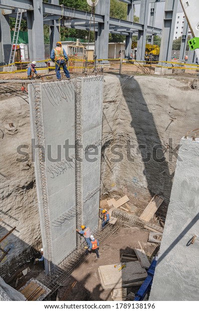 Positioning a huge construction surrounding wall or\
tilt-up panel\
Construction frame made of reinforced precast\
concrete and steel\
rods