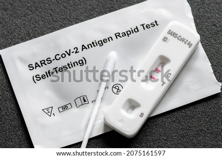 Positive Covid-19, SARS‑CoV‑2 antigen test kit for self testing, one step coronavirus antigen rapid test, saliva swab, 1 test box, close up Foto d'archivio © 