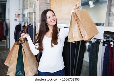 购物 时尚 服装 风格和人的概念 快乐的女人在商场或服装店试穿外套 的类似图片 库存照片和矢量图 Shutterstock