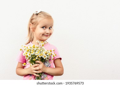 70,660 Girl With Daisies Images, Stock Photos & Vectors 