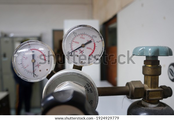 Positive Pressure Gauge. It is a device used to\
measure carbon dioxide gas and liquid pressure. It is used to\
measure and control\
pressure.