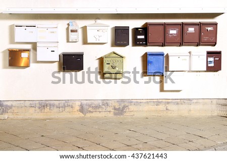 postboxes / mailboxes / letterboxes
