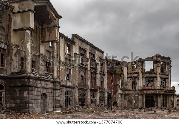 戦後の風景 破壊された建物 戦争は廃墟 爆撃の後 街を破壊した 死んだ街 爆撃を受けた建物 瓦礫の建物 戦争の破壊 の写真素材 今すぐ編集