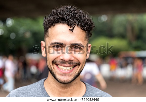笑うブラジル人ゲイ男性の特徴 の写真素材 今すぐ編集