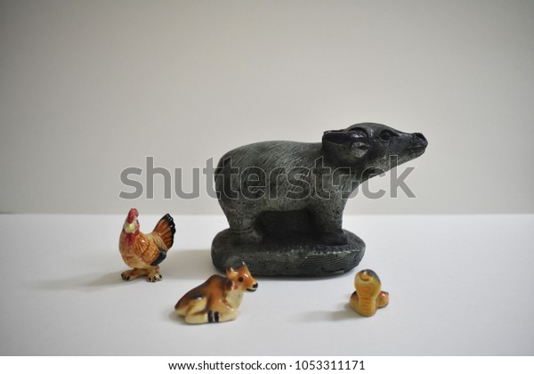 bronze pessimistisk Ark Pottery Animal Chicken Cow Snake Buffalo Stock Photo (Edit Now) 1053311171