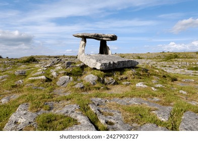 Poulnabrone dolmen portal megalithic tomb, the burren, county clare, munster, republic of ireland, europe
