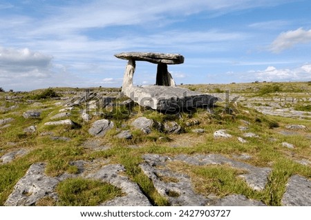 Poulnabrone dolmen portal megalithic tomb, the burren, county clare, munster, republic of ireland, europe
