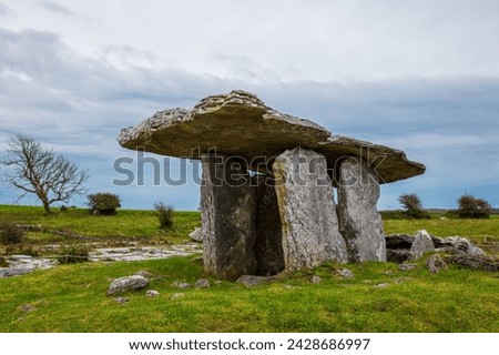 Poulnabrone dolmen, portal tomb, Burren, County Clare, Ireland