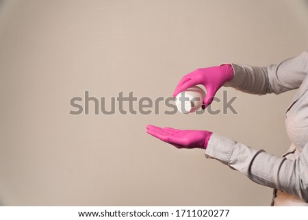 pour talcum powder hands in gloves for shugaring