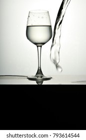 Pour The Water Into The Glass When The Shape And Splash Screen.