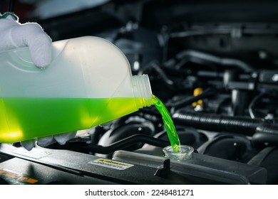 verter líquido refrigerante anticongelante en el radiador del motor del coche