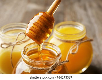 Verter miel aromática en frasco, cerrar