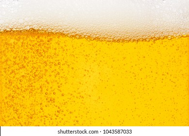 Наливание пива с пузырьковой пеной в стекле для фона на вид спереди волны формы текстуры пены, пить алкоголь праздник праздник Новый год концепции