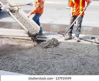 Gießen von Zement während der Gehsteigung