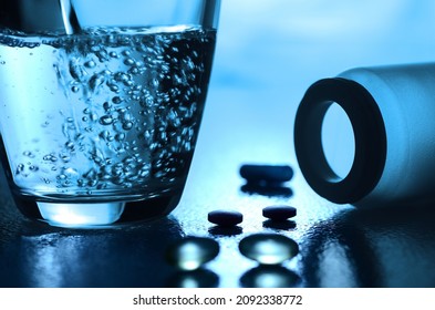 Eingießen von klarem Wasser in ein Glas, Tabletten und Tablettenflasche 
