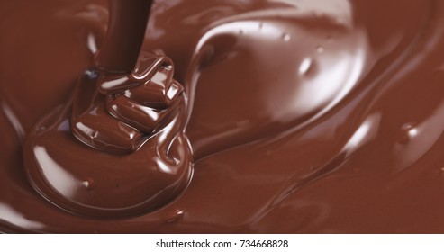 gießende dunkelgeschmolzene Schokolade