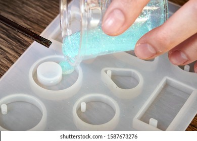 Pouring Glitter Blue Resin Mold , Process Of Prepare For Make An Accessories