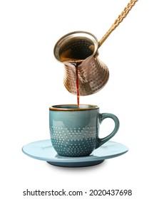 Vaciar café caliente de cezzo en taza sobre fondo blanco