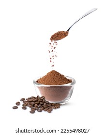 Verter café instantáneo o polvo de café a partir de cucharadita inoxidable aislada de fondo blanco.