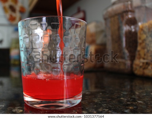 Rotes Getrank In Glas Giessen Stockfoto Jetzt Bearbeiten