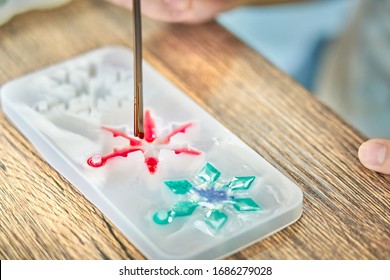 Pouring Red Resin Into Star Shaped Resin Mold , Process Of Prepare For Make An Accessories