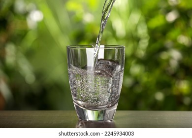 Verter agua en vidrio